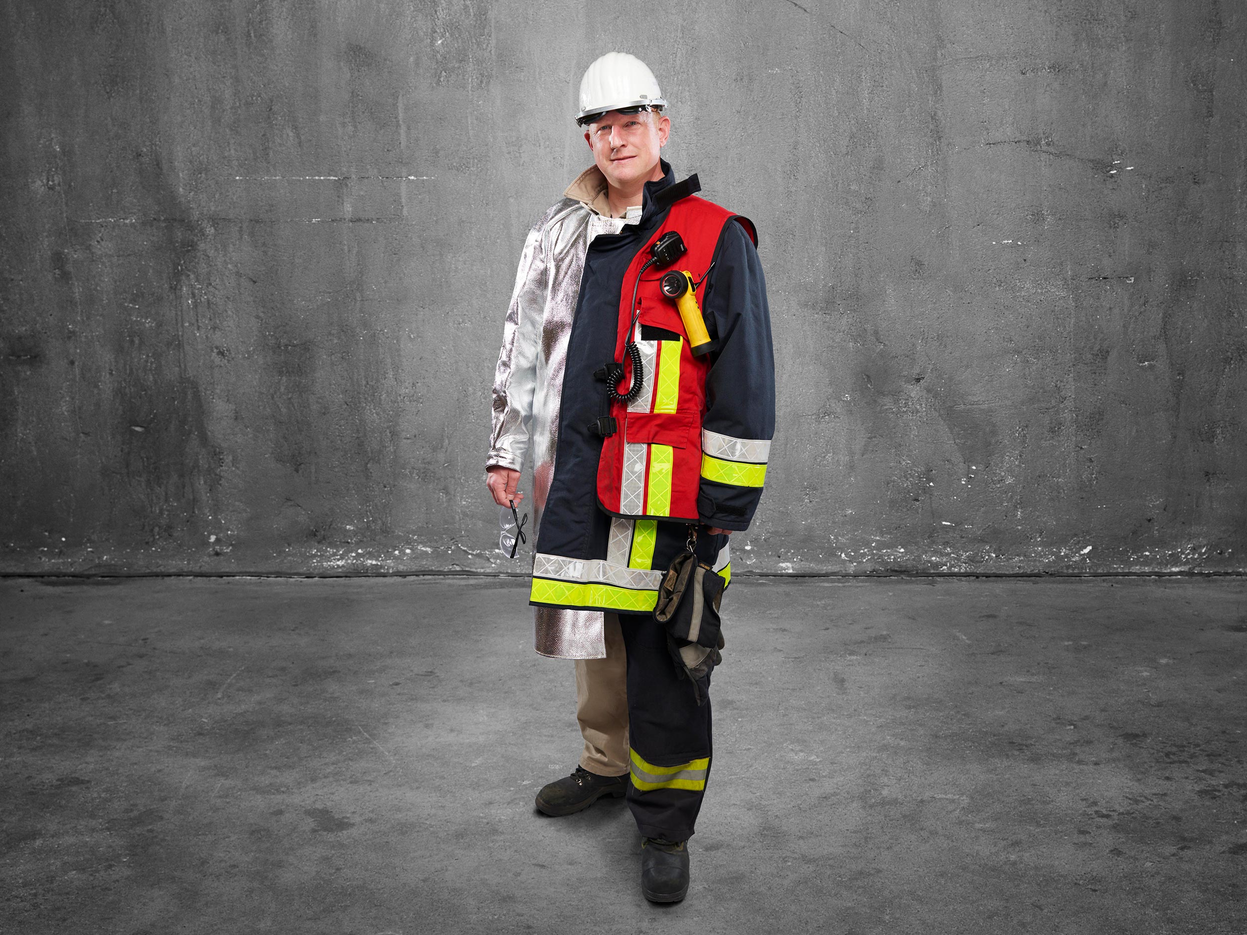 FeuerwehrMenschen Ingenieur der Stahlerzeugung ist Feuerwehrmann