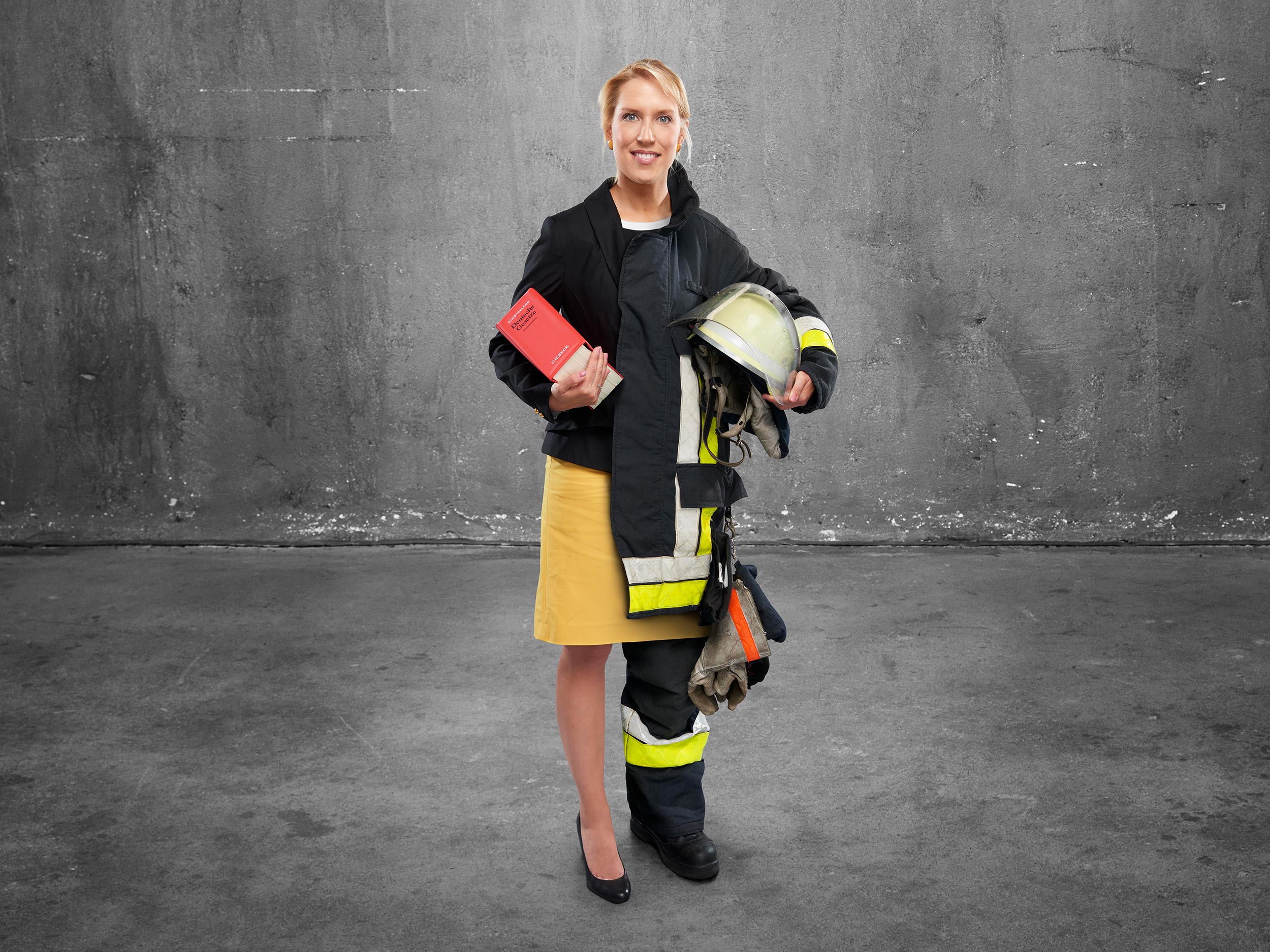FeuerwehrMenschen Juristin ist Feuerwehrfrau