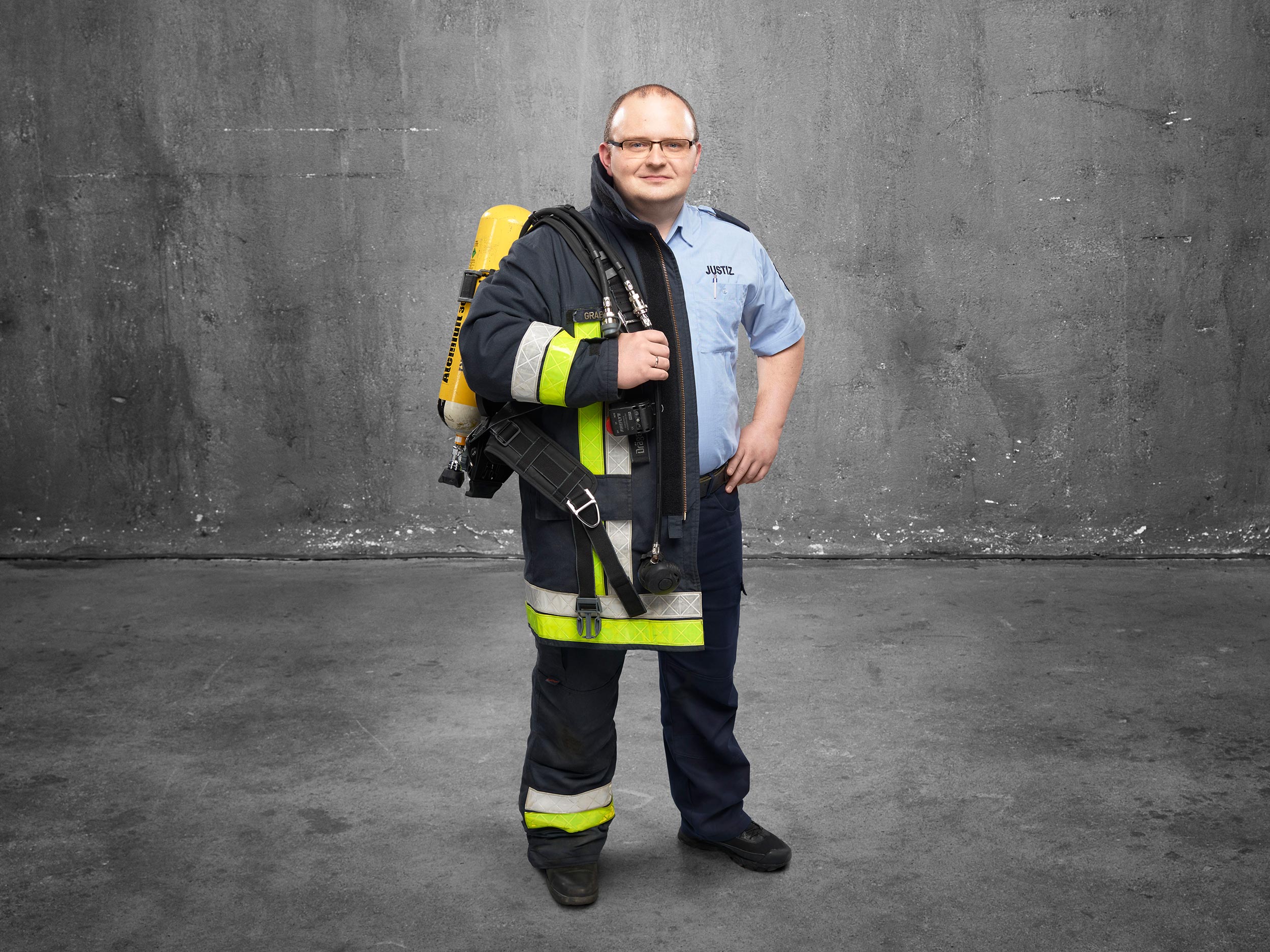 FeuerwehrMenschen Justizbeamter ist Feuerwehrmann