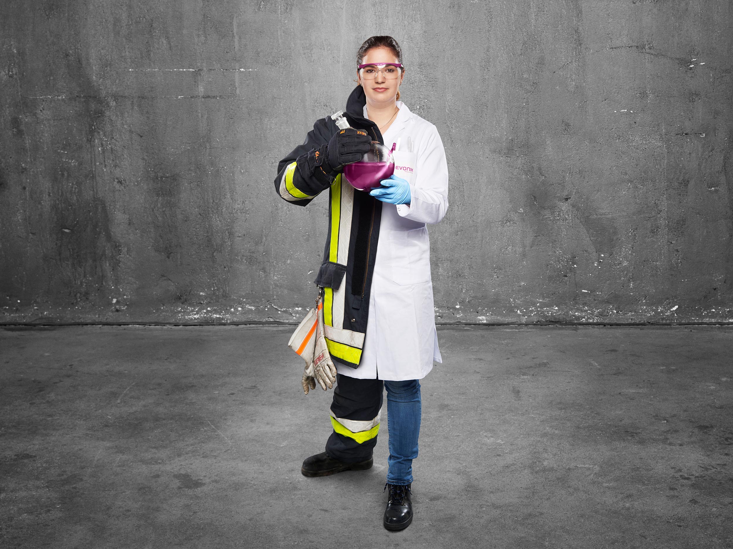 FeuerwehrMenschen Lacklaborantin ist Feuerwehrfrau