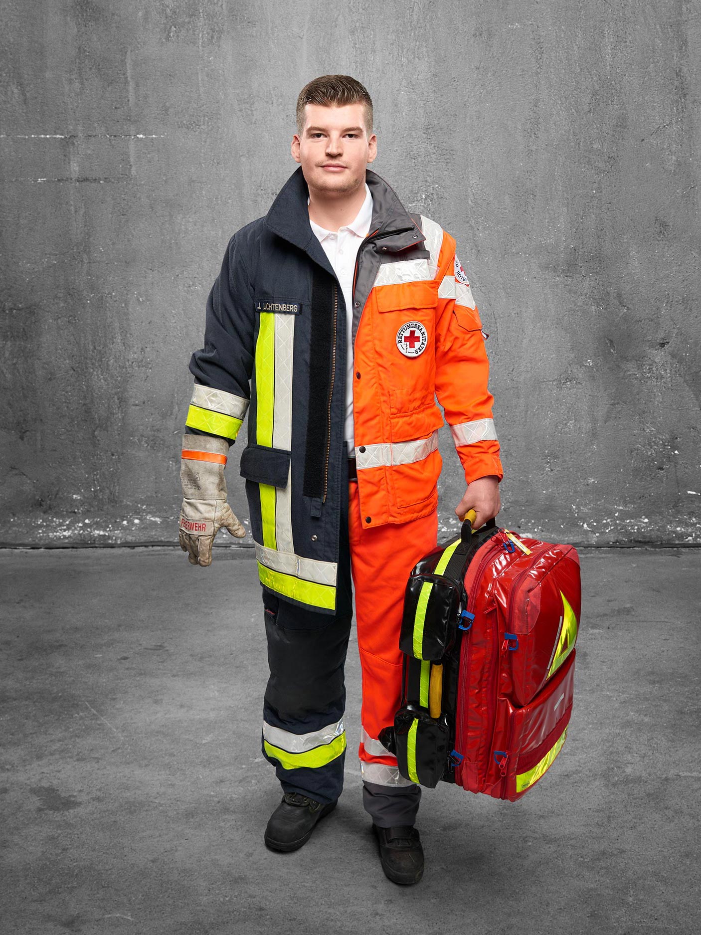 FeuerwehrMenschen Rettungsassistent ist Feuerwehrmann