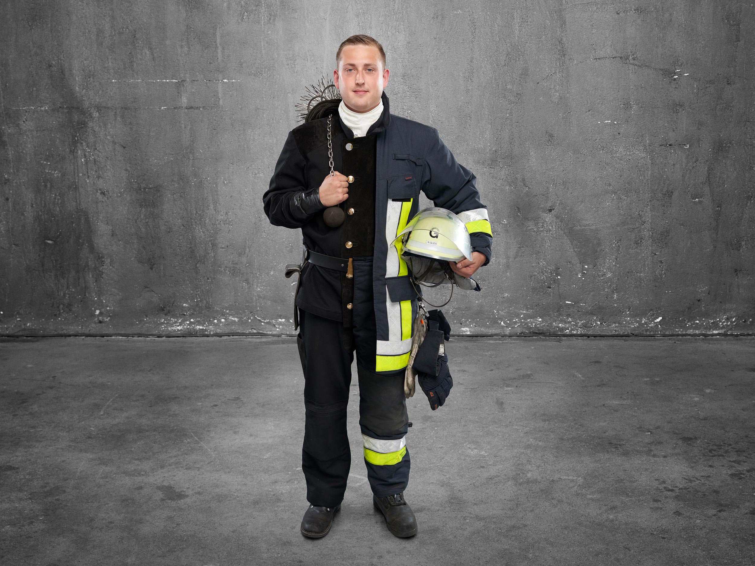 FeuerwehrMenschen Schornsteinfeger ist Brandbekämpfer