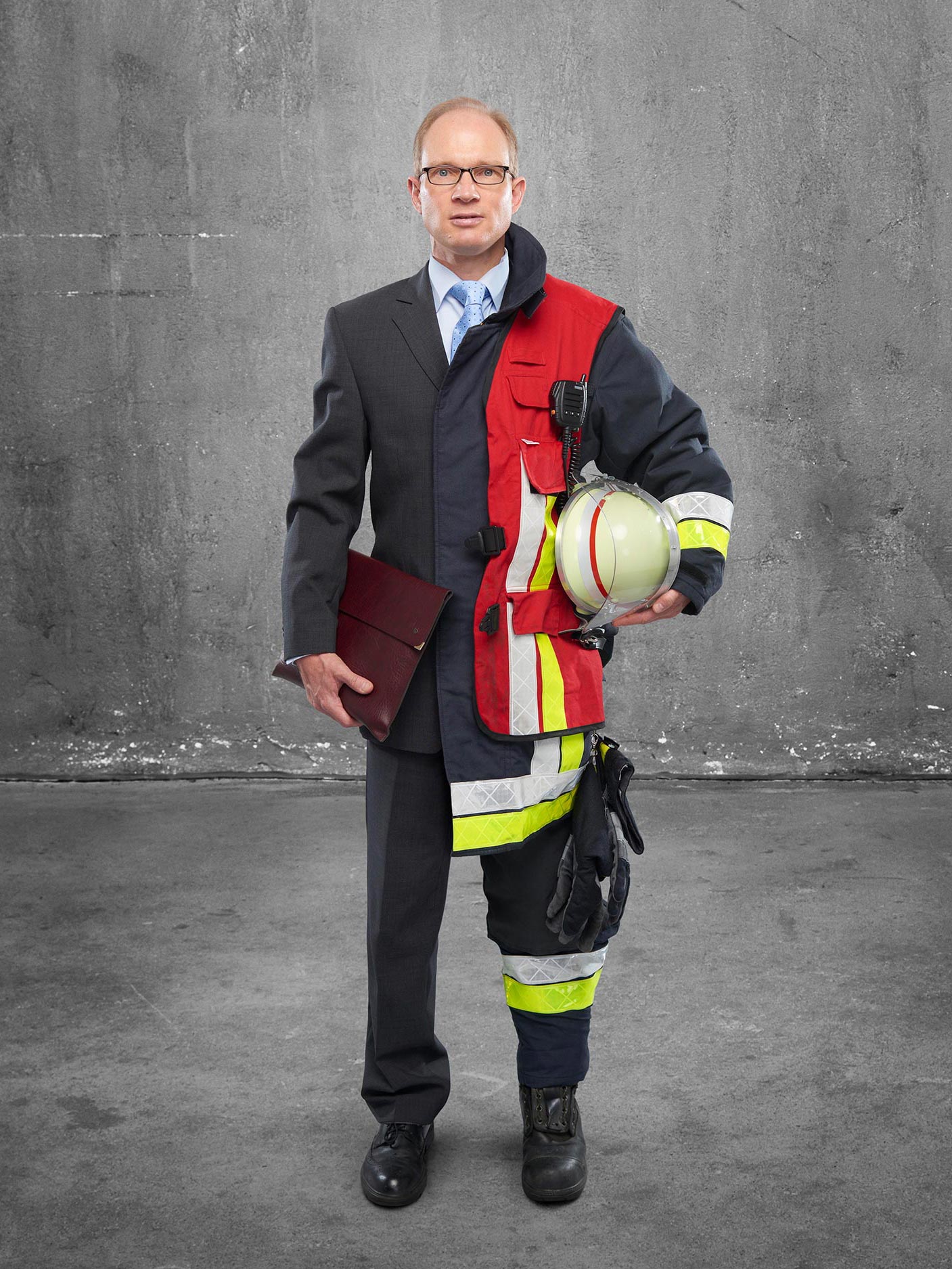 FeuerwehrMenschen Vermessungstechniker ist Feuerwehrmann