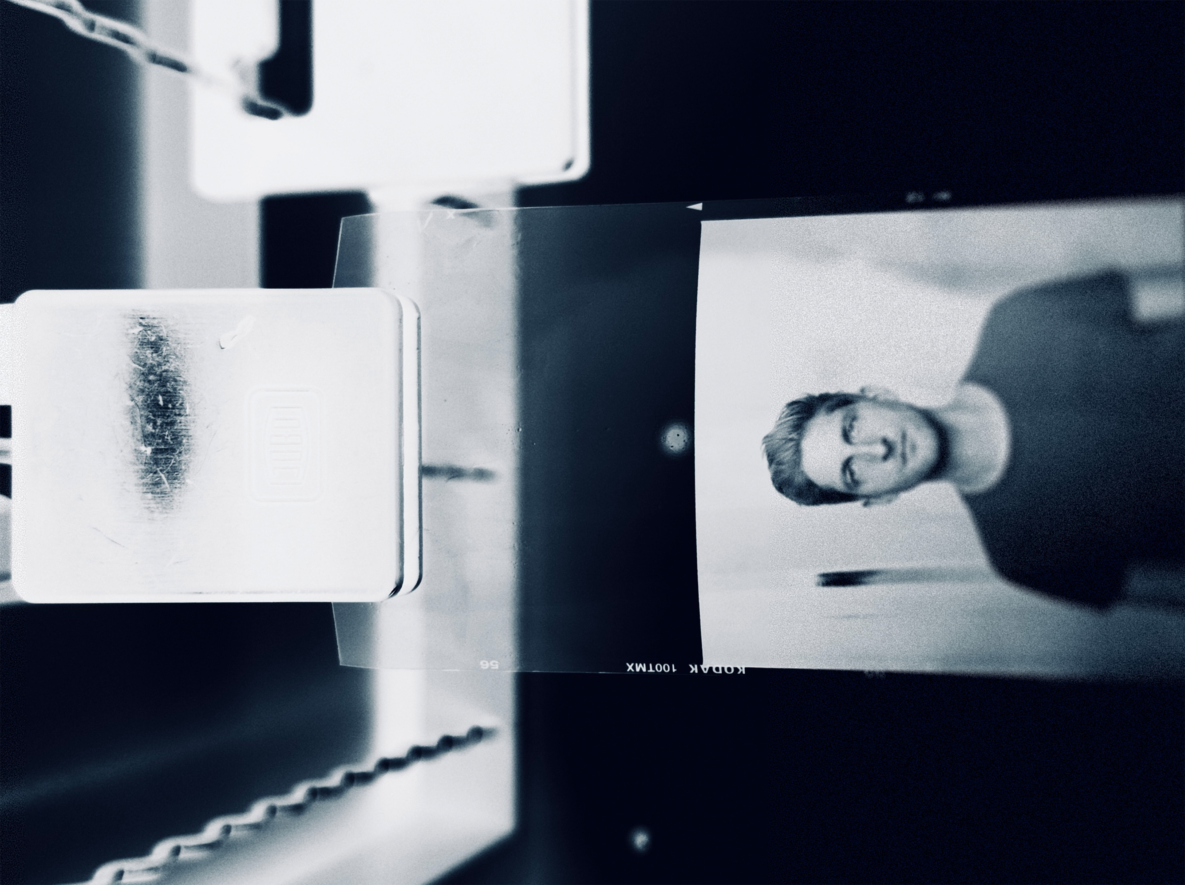 Bild aus der Dunkelkammer, analoges Portrait von Nico Kleemann